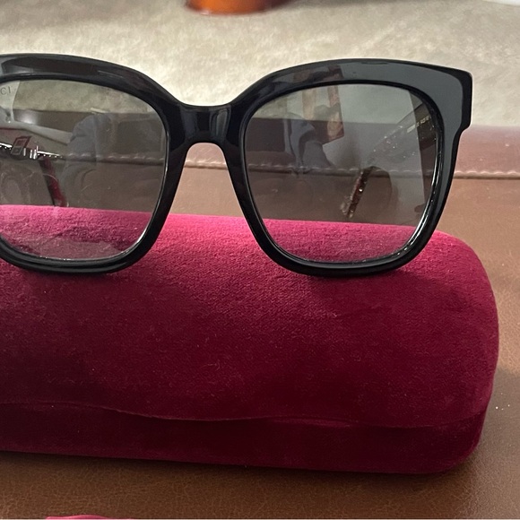 Gucci authentic Black Women's Sunglasses with Gold interlocking G accents. - Picture 4 of 12